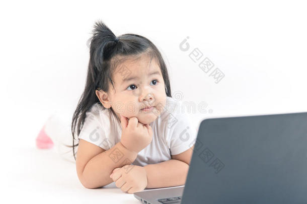 亚洲人女孩工作的向计算机