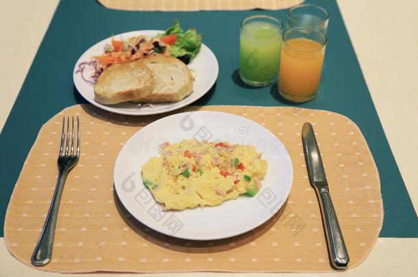 早餐和快速爬行卵,干杯和蔬菜沙拉