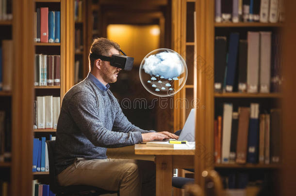 男人使人疲乏的实质上的现实虚拟现实实质上的现实戴在头上的耳机或听筒和界面和便携式电脑