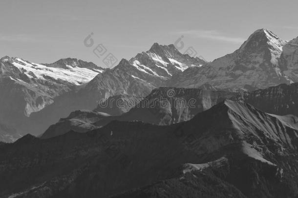 艾格尔峰和别的高的山采用指已提到的人伯尔尼的Oberl和