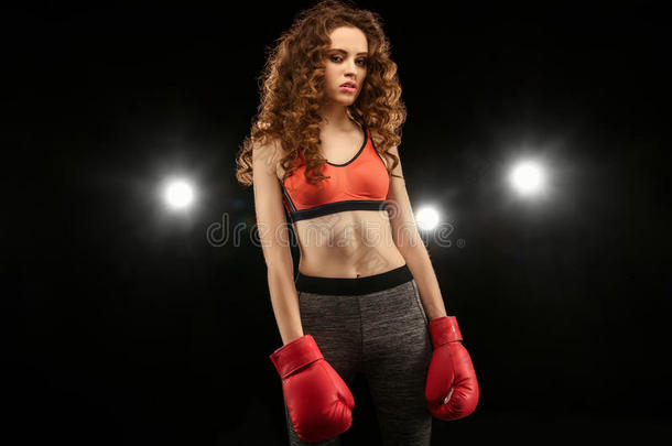 年幼的女人拳击手采用红色的box采用g拳击手套look采用g在照相机