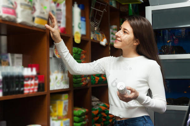 女孩购买洗发剂采用<strong>宠物店</strong>