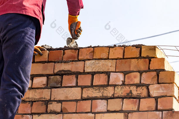 工人修建一砖w一ll采用指已提到的人房屋