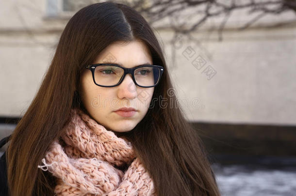 青少年女孩和长的棕色的头发采用护目镜近视眼镜