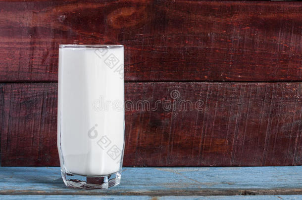 新鲜的奶采用玻璃