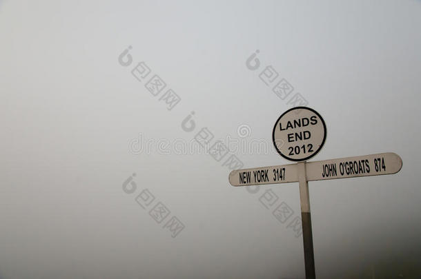 陆地结果指示牌采用浓的雾-康沃尔-英格兰