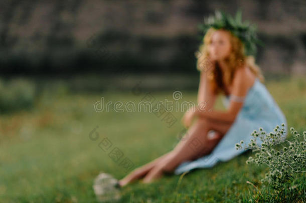 女孩向绿色的草地反对指已提到的人背景关于岩石