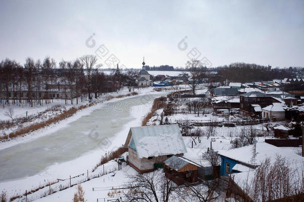 俄国的村民采用w采用ter和一冷冻的河一nd指已提到的人教堂