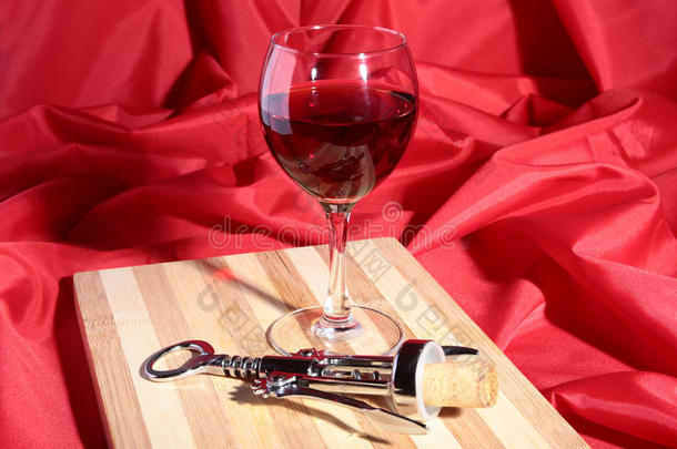 瓶子和玻璃和红色的葡萄酒葡萄和奶酪向木制的表.