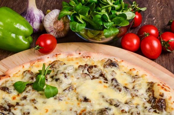 薄的<strong>意大利</strong>薄饼和蘑菇和奶酪