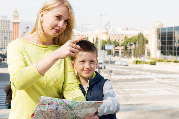 母亲和儿子商议的地图引路