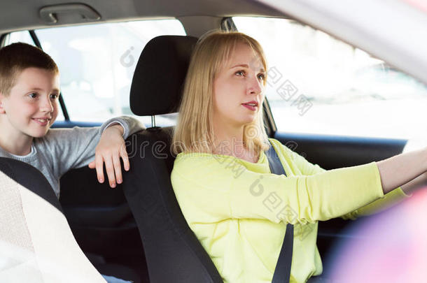 女人和男孩使用汽车在的时候观光旅行