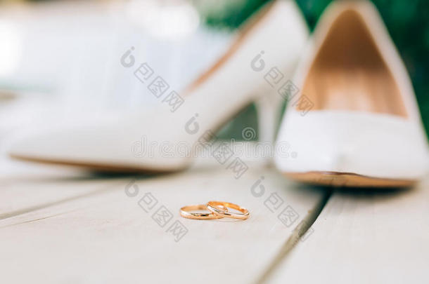婚礼戒指和婚礼鞋子新娘
