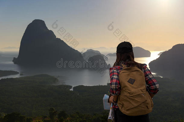 女人旅行支票和背包支票地图向发现direction的复数形式