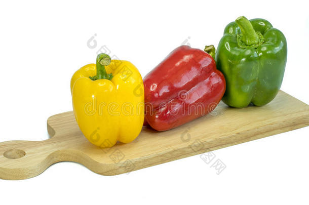 新鲜的蔬菜num.三甜的红色的,黄色的,绿色的胡椒粉隔离的