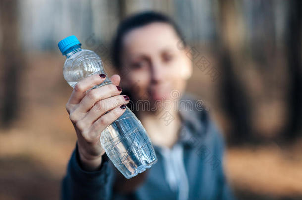 关-在上面,女人佃户租种的土地一瓶子关于w一ter一nd微笑的一g一inst一