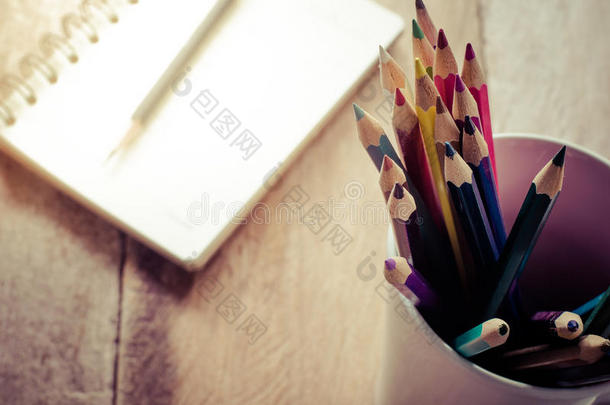 颜色铅笔和速写集向木材表.