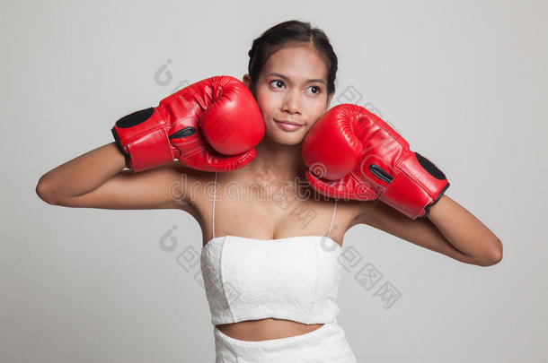 年幼的亚洲人女人和红色的拳击拳击手套.