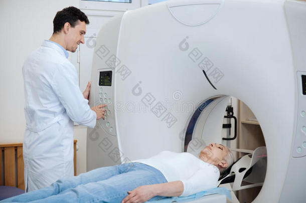 美好的高兴的医生做X线断层摄影术检查