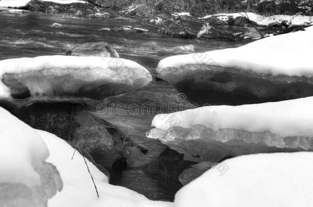 背和白色的照片关于河和冷<strong>冻</strong>的冰赛跑者起跑时<strong>脚</strong>底所撑的木块和雪向