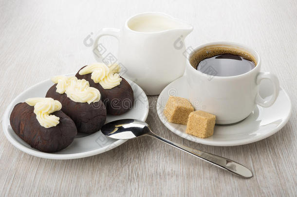 巧克力饼干蛋糕采用茶杯托,奶,黑的<strong>咖啡豆</strong>,棕色的漂亮、可爱的姑娘