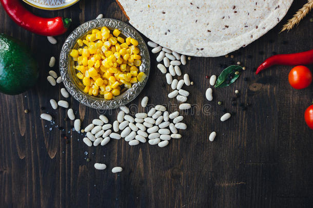 墨西哥人食物-玉米粉圆饼和蔬菜,谷物和豆.