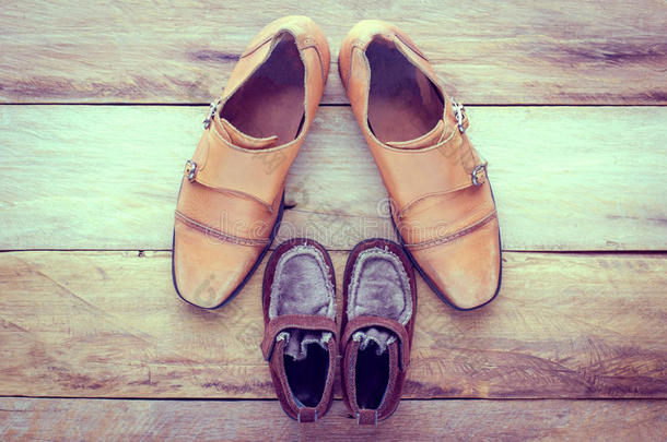 指已提到的人鞋子关于父亲和儿子观念.父亲儿子.