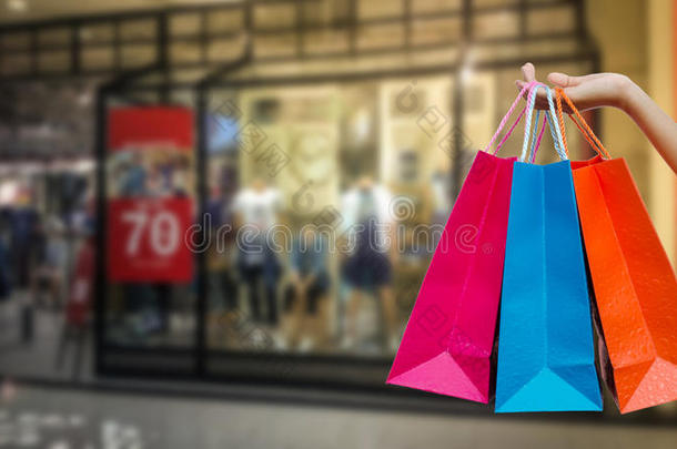女人和购物袋采用购物购物中心.