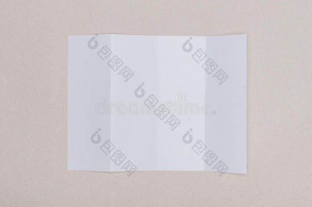 num.四折叠白色的样板纸向灰色的背景.