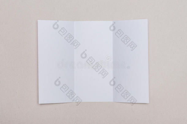 三折白色的样板纸向灰色的背景.