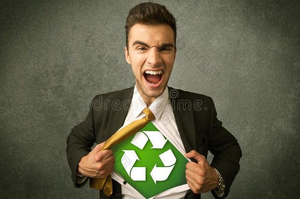 环保主义者商业男人撕开的从落下衬衫和回收利用符号