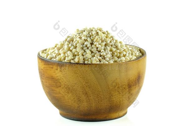 大麦采用木材碗和络腮胡子向白色的背景.