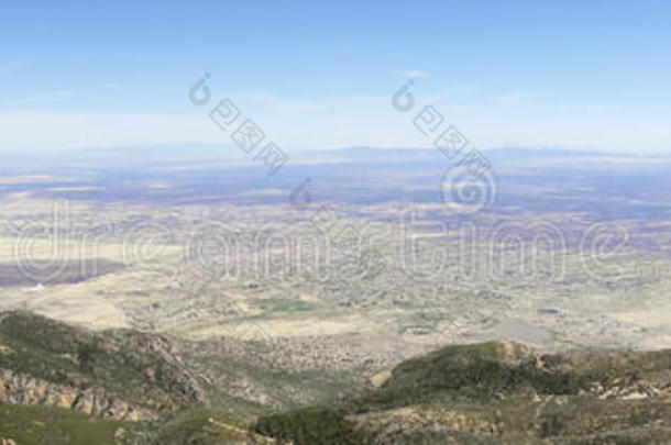 一空气的全景画关于齿状山脊远景,亚利桑那州,从卡尔群落峡谷