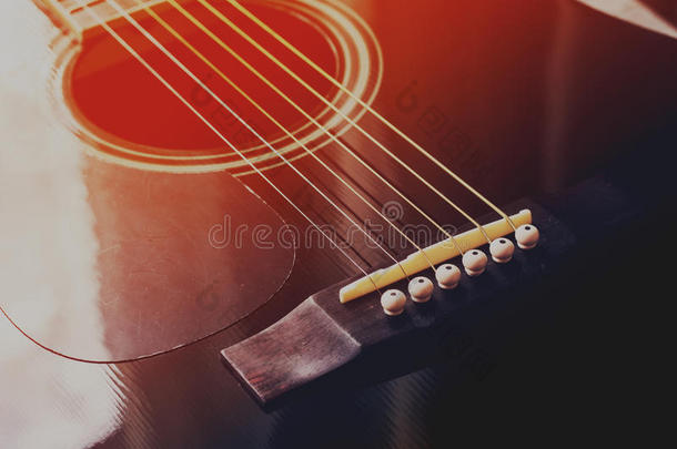 黑的听觉的吉他,红色的-蓝色某种语气的照片