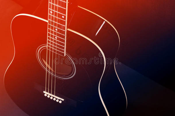 黑的听觉的吉他,红色的-蓝色某种语气的照片.