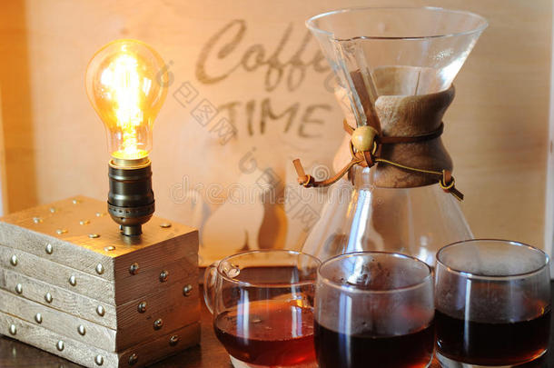替代的咖啡豆酿造采用指已提到的人滤波器.玻璃<strong>高脚杯</strong>.表英语字母表的第12个字母