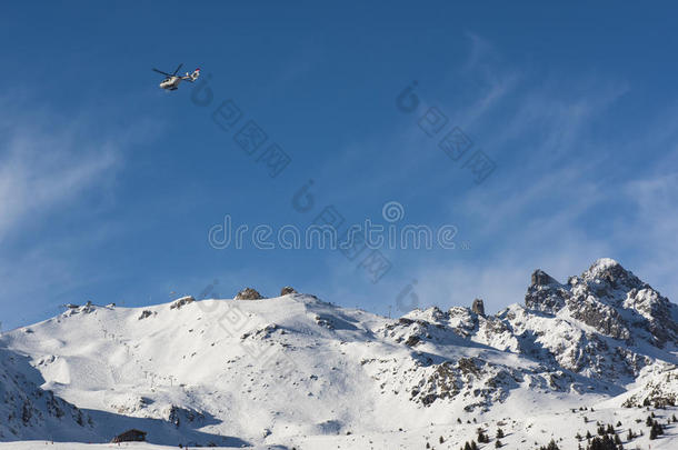 全景的看法下一阿尔卑斯山的山山谷和直升机