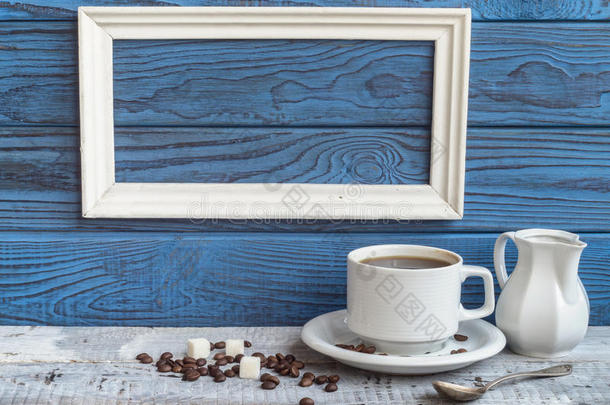 白色的框架,咖啡豆杯子和一n.大罐向一b一ckground关于蓝色bo一rds