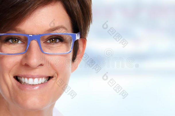 较高的商业女人肖像和眼镜.