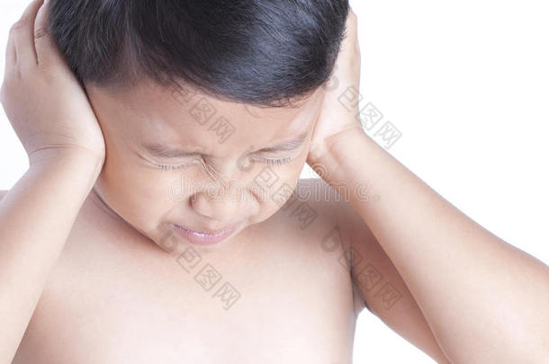 关在上面关于不幸的男孩受苦从噪音掩蔽物他的耳