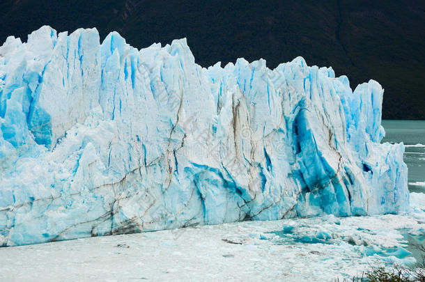 冰河精通各种绘画、工艺美术等的全能艺术家莫雷诺,东南关于阿根廷