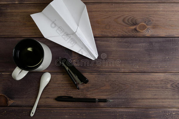 纸水平,马克杯,勺,订书机,黑的手感