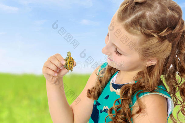 小的女孩佃户租种的土地采用手一sm一ll龟.
