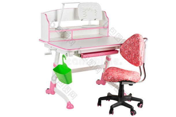 粉红色的椅子,粉红色的学校书桌,绿色的篮和书桌灯