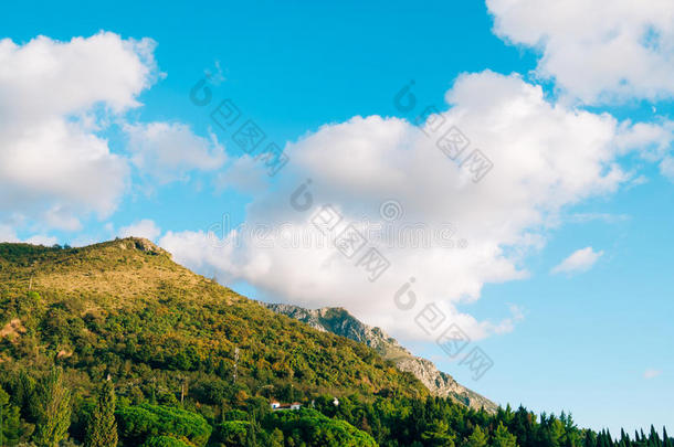 雾是（be的三单形式落下向山同样地太阳进行下.美好的同样地桌面用绳子拖的平底渡船