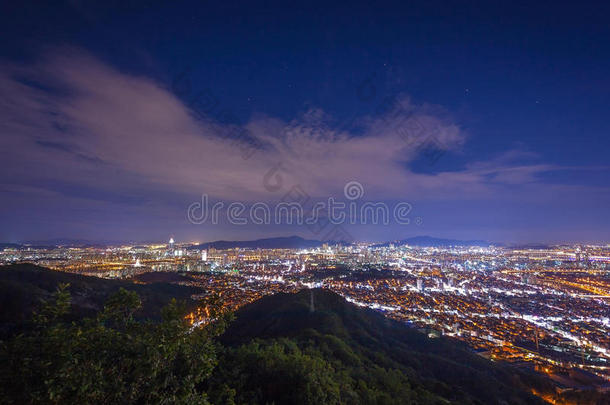 首尔城市风光照片,首尔在夜,地平线和摩天大楼,南方英语字母表的第11个字母