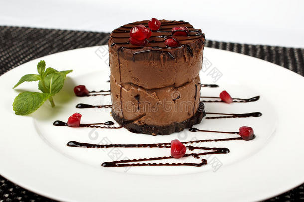 一切成片关于黑的巧克力<strong>蛋糕</strong>和红色的樱桃