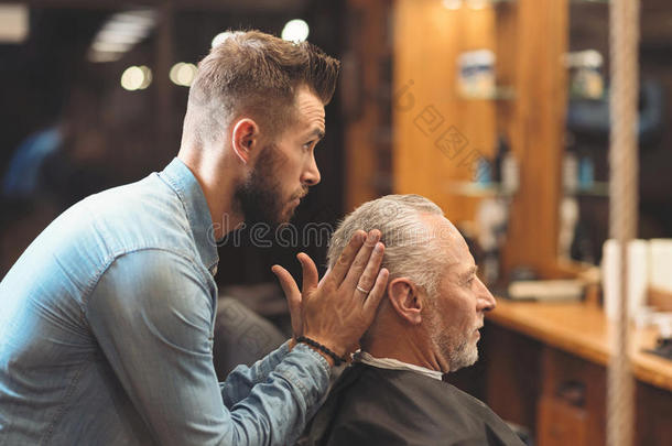 时髦的理发师修整理发关于指已提到的人顾客采用指已提到的人理发师shop