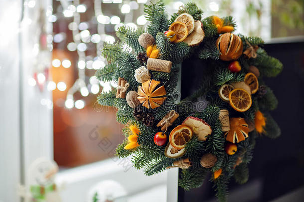 圣诞节花环关于圣诞节树,橘子,橙和第二类开尔文<strong>函</strong>数
