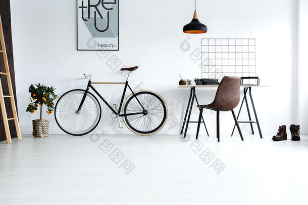 简单的,白色的房间和自行车